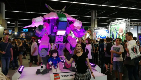 Cosplayerin vor einem Messestand