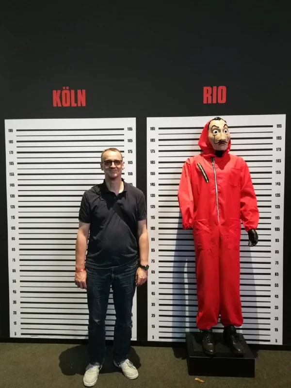 Michael neben einem Gamingcharakter