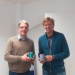 CEO Martin Schulze und Stefan Scherzer mit KoBoLT-Tassen