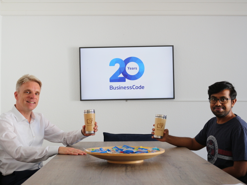 BusinessCode CEO Martin Schulze und Mitarbeiter Srinivas Nandagudi präsentieren die neue Küche