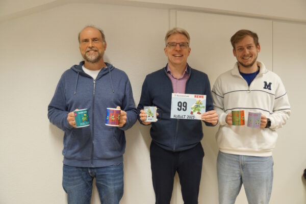 Roman Scherzer, Martin Schulze und Benedikt Geilenkeuser mit den KoBoLT-Tassen 2019-2023