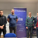 Die beiden Studenten Vlad und Timur mit den BusinessCode Mitarbeitern Michael Knümann und Thorsten Libotte