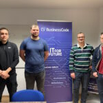 The two students Vlad and Timur with BusinessCode employees Michael Knümann and Thorsten Libotte