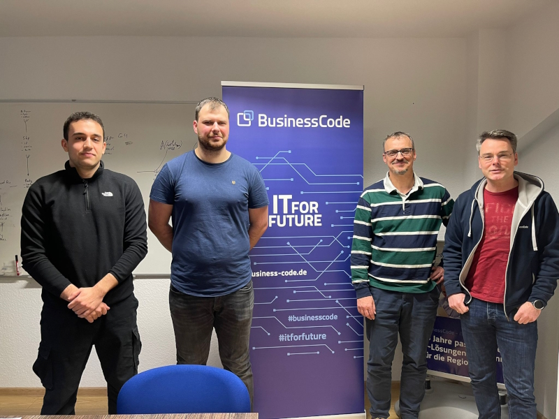 The two students Vlad and Timur with BusinessCode employees Michael Knümann and Thorsten Libotte